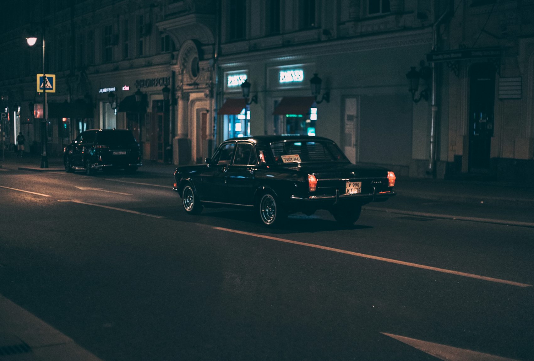 Unidad de seguridad ejecutiva en ruta nocturna, disponible las 24 horas del día