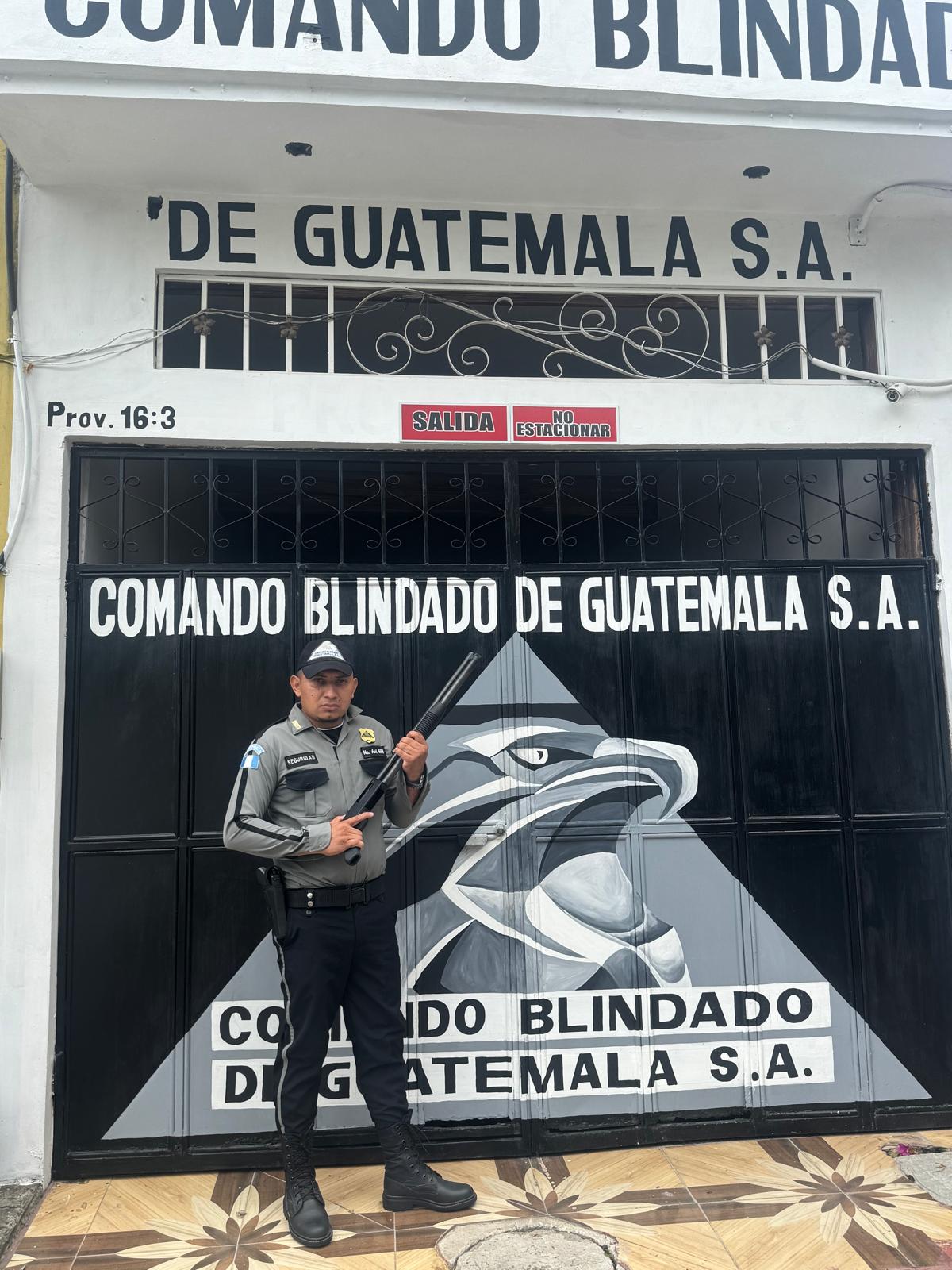 Piloto de seguridad de Comando Blindado de Guatemala al mando de una unidad ejecutiva